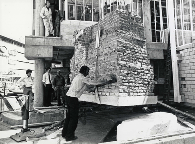 102561 Afbeelding van de plaatsing van één van de vier fragmenten van het Kasteel Vredenburg en het Johanniter klooster ...